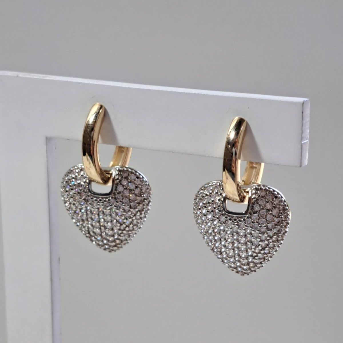 Produto: Argola Coração Cravejado Zircônias