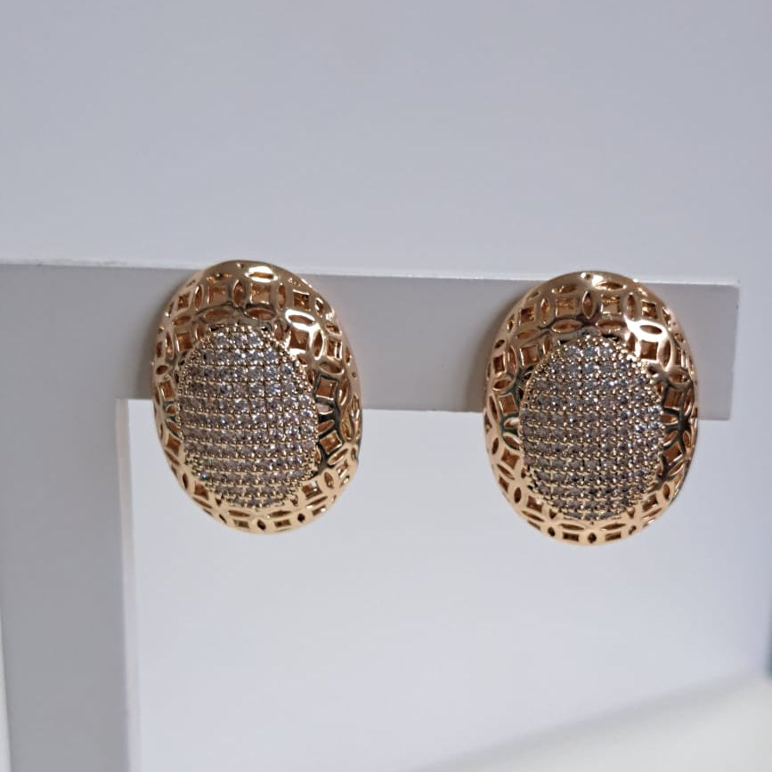 Brinco Cravejado Oval Lady Eli