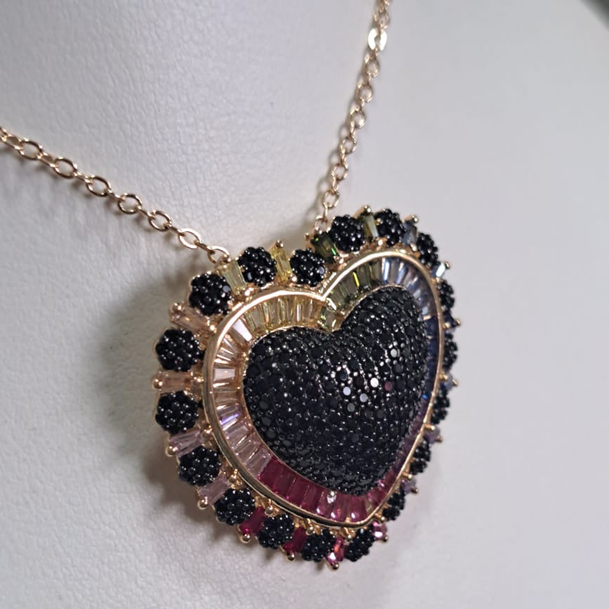 Colar Queen Coração Negro Zircônias Dourado