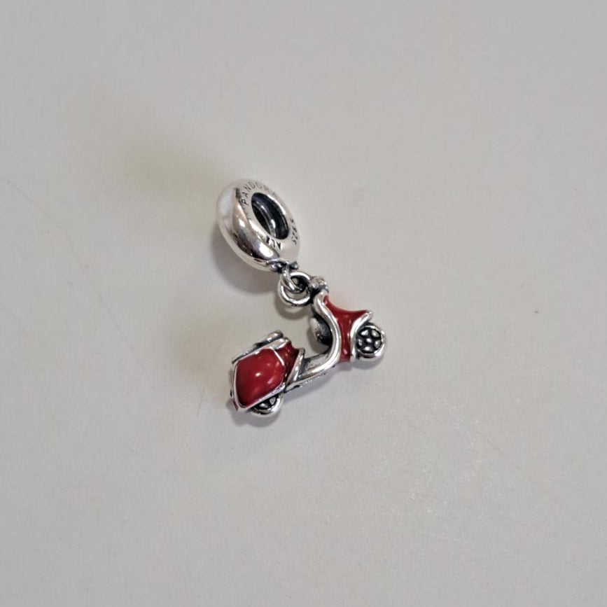 Berloque Coleção Dora Moto Vespa Vermelha