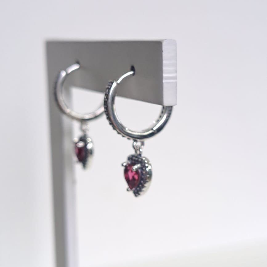 Brinco Argola Coleção Dora Coração Vermelho Cravejado