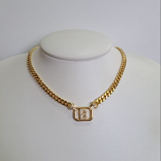 Colar Letra Cravejada B CD