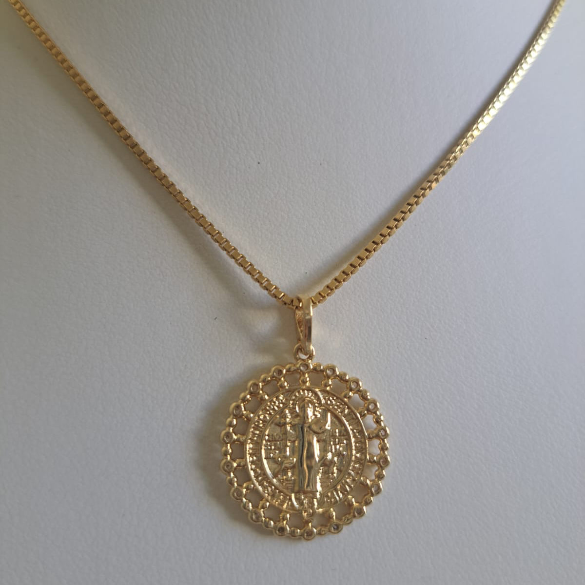 Colar Religiosos São Bento Arabesco em Zircônias