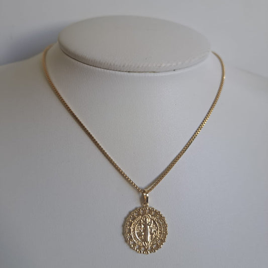 Colar Religiosos São Bento Arabesco em Zircônias