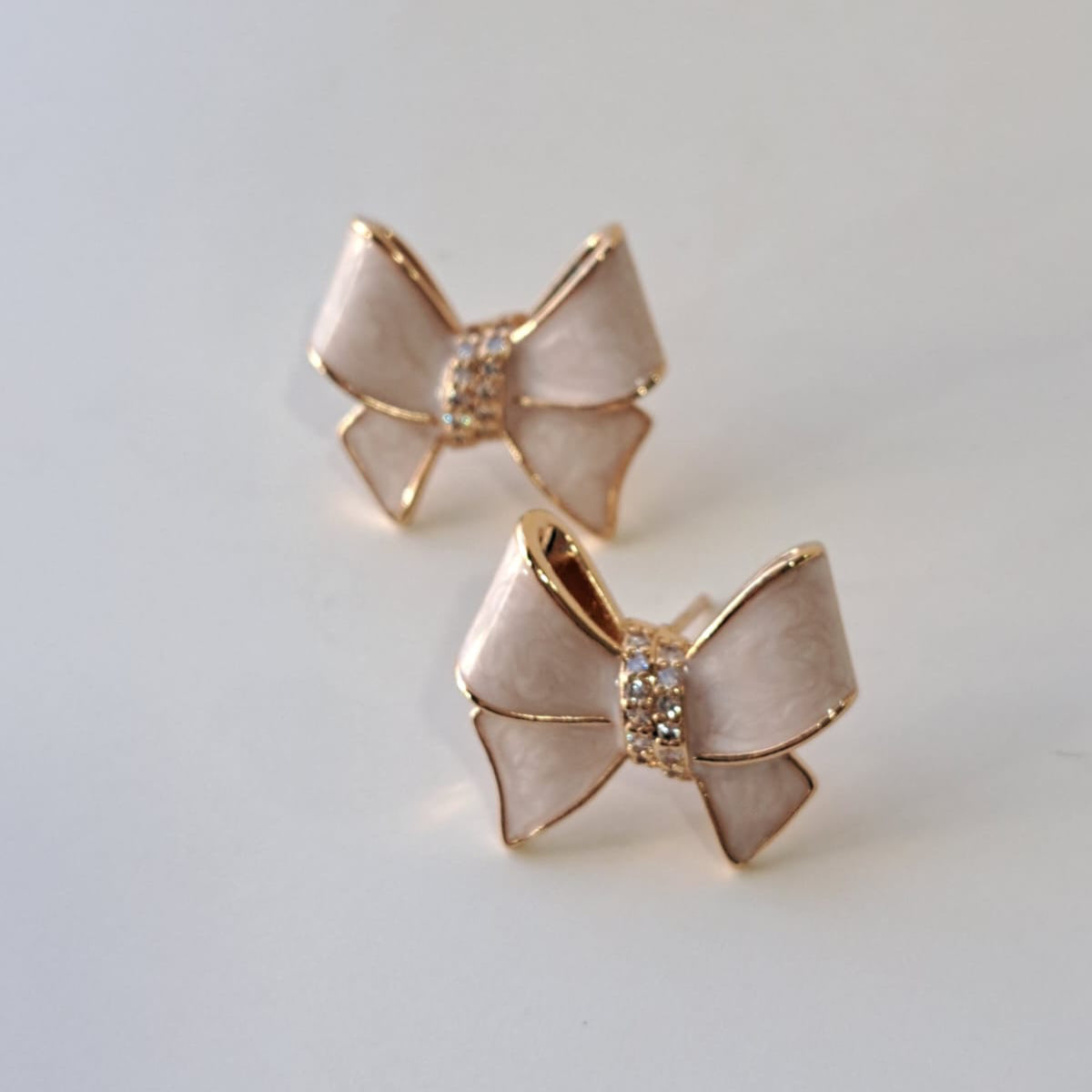 Brincos Laços Esmaltação Italiana Madrepérola e Zircônias