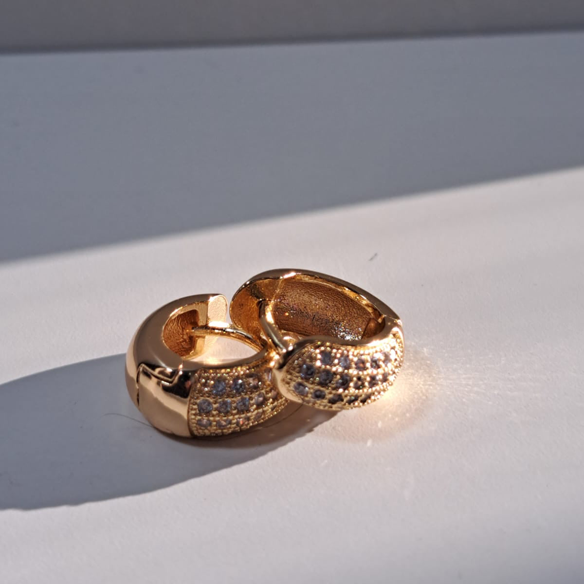 Argola Mini Cravejada Zircônias