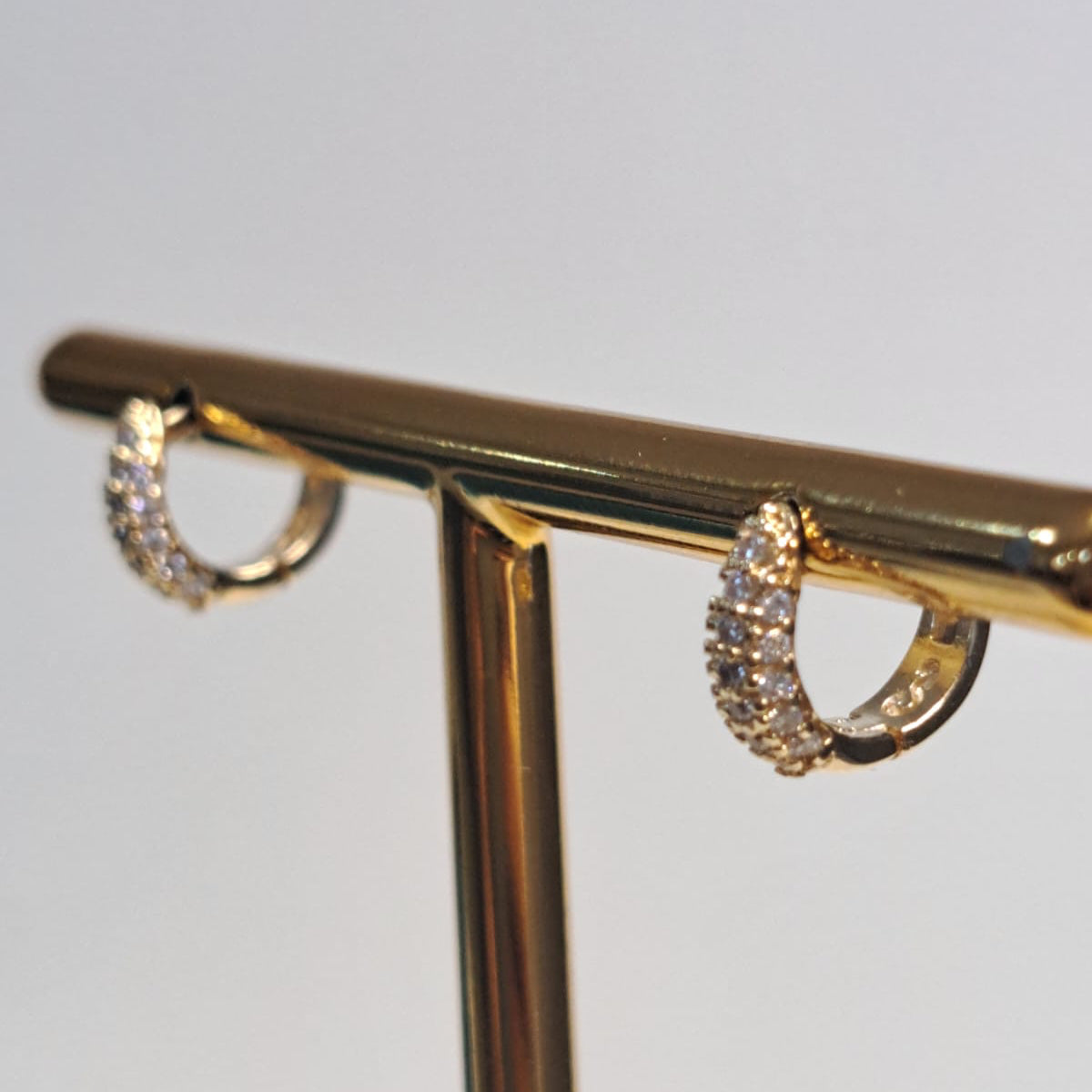 Brinco Infantil Argola Cravejado Zircônias Branca