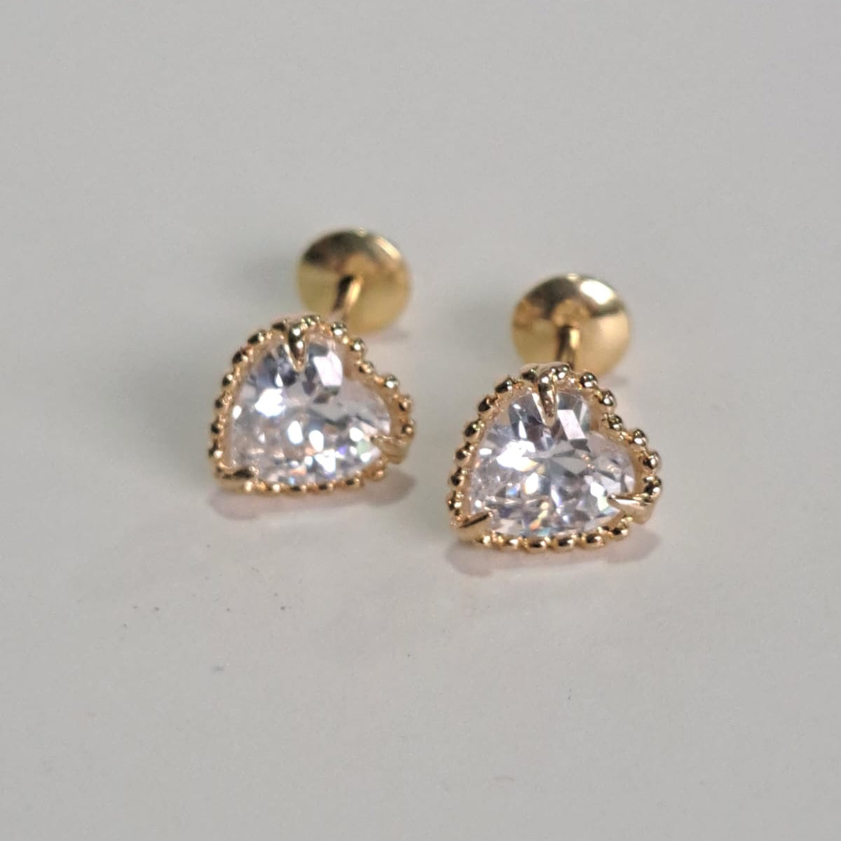 Brinco Infantil Ponto de Luz Coração Zircônia