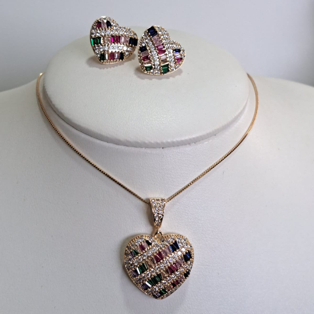 Conjunto Coração Cravejado Zircônias Coloridas Dourado