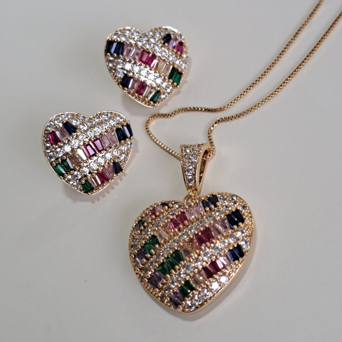 Conjunto Coração Cravejado Zircônias Coloridas Dourado