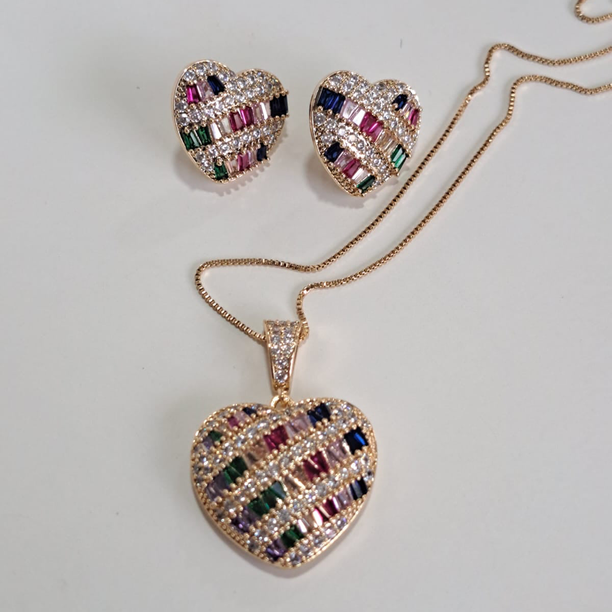 Conjunto Coração Cravejado Zircônias Coloridas Dourado