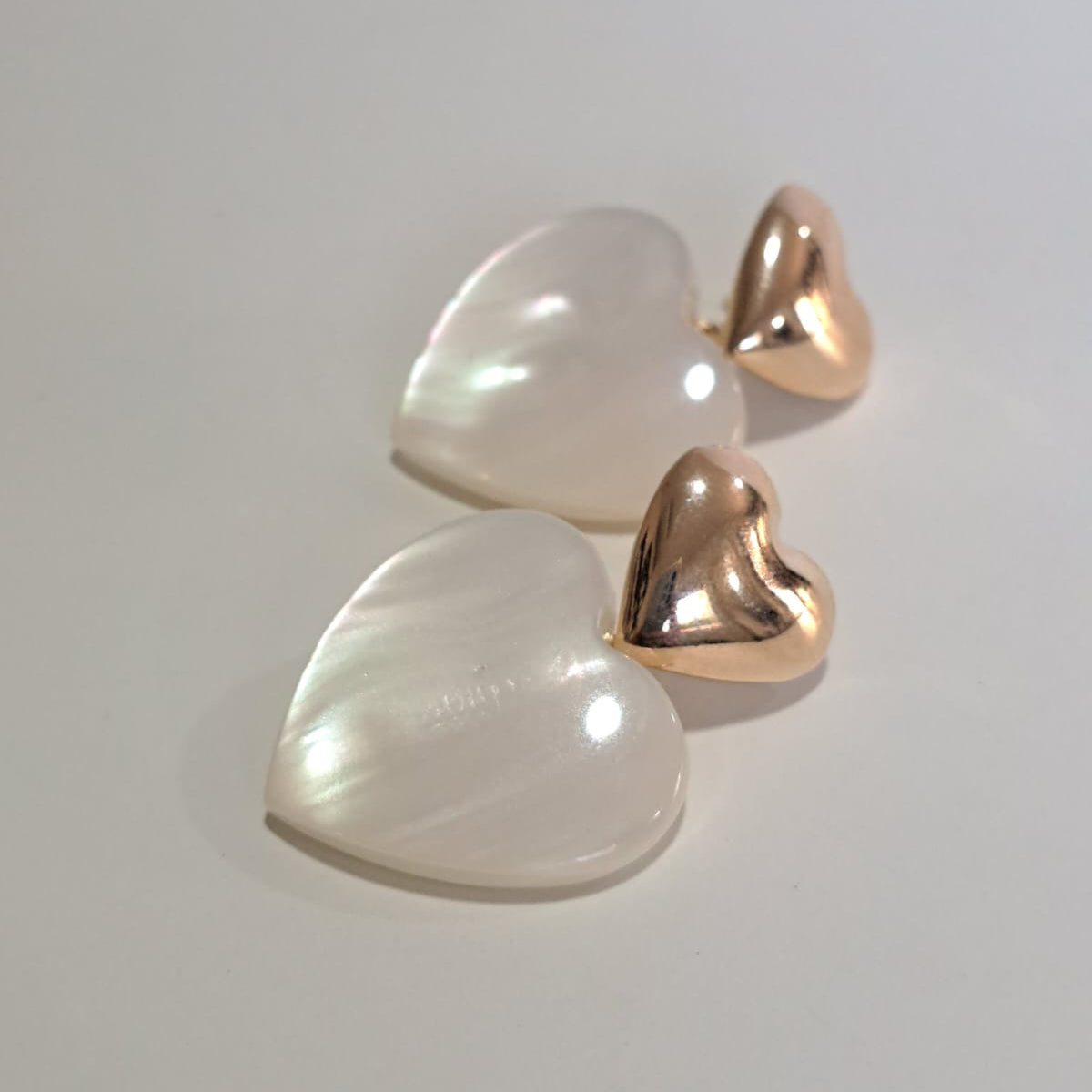 Brinco Dois Corações Madrepérola