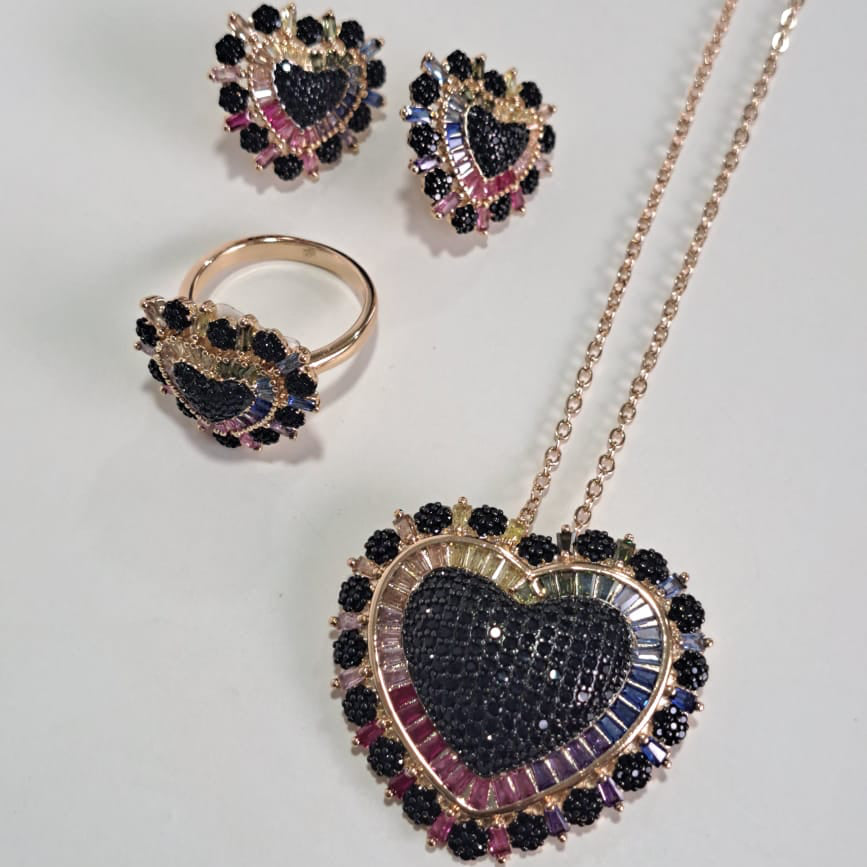 Colar Queen Coração Negro Zircônias Dourado