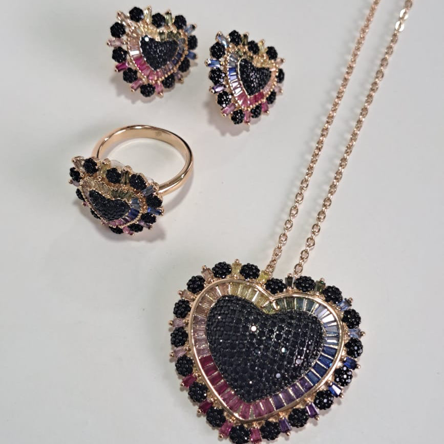 Anel Queen Coração Negro  Zircônias Dourado