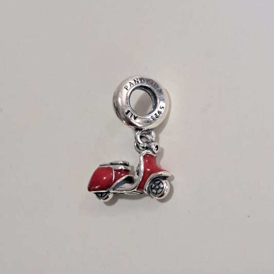 Berloque Coleção Dora Moto Vespa Vermelha