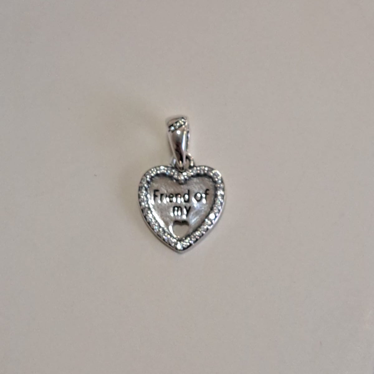 Berloque Coleção Dora Coração Friends Cravejado