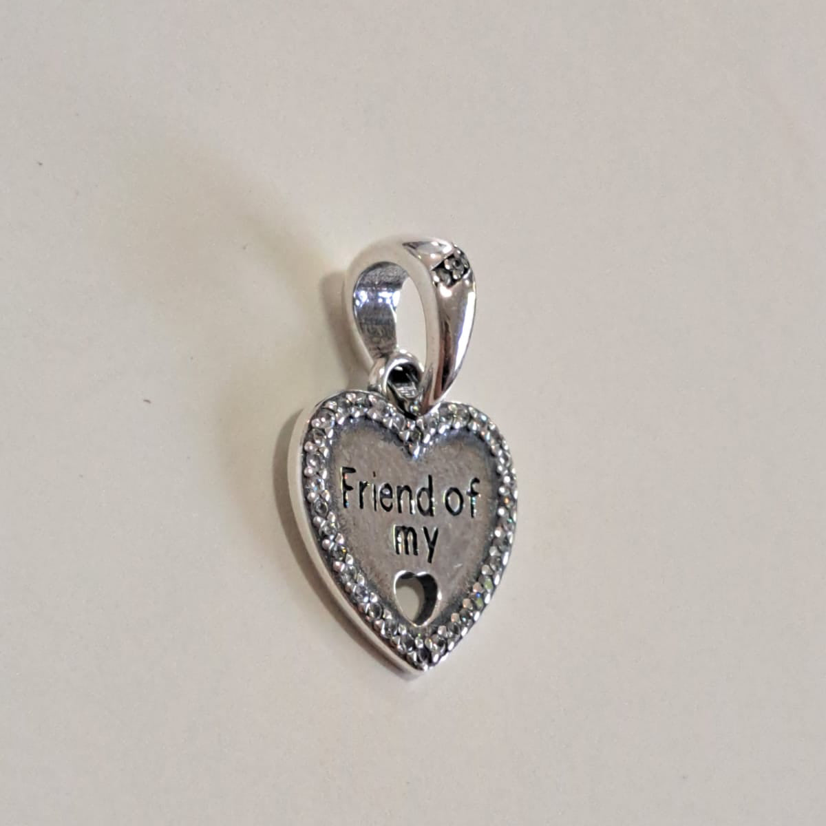 Berloque Coleção Dora Coração Friends Cravejado