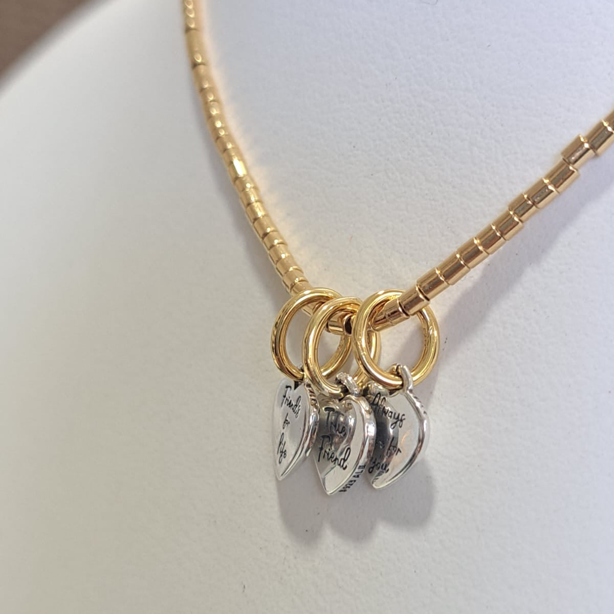 Berloque Coleção Dora 3 Corações Dourado